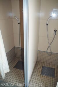 女性用更衣室内、シャワーブース