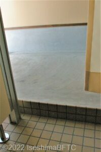 女性用シャワーブース入口の段差