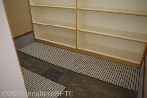 男性用更衣室内部