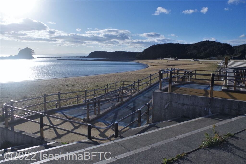 あづり浜のようす。
左手に海、右手に浜が広がり、道路から浜に続くスロープが設置されている。