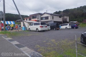 志摩きらく荘という宿の前の駐車場のようす