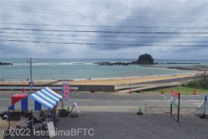 駐車場から浜を見下ろしたようす。
道路を挟んだ目の前に海が広がっている。