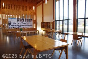 交流棟 小ホールに置いてある木製のイスとテーブルのようす。