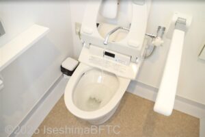 便器を開けた状態　便器の中央にオストメイトの機能の蛇口