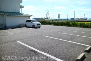 駐車場の様子　地面はアスファルト