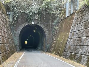 江の浦トンネル北側入口のようす