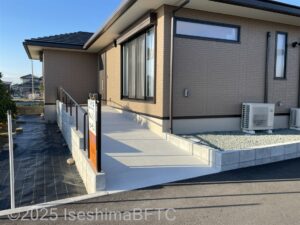 駐車場から玄関へのスロープ