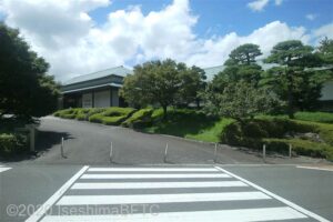 駐車場から美術館への入口