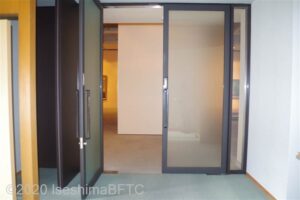 展示室出入口の両開きドア