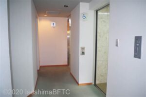 男性用トイレへの通路