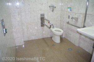 男性用車いす対応トイレ内部