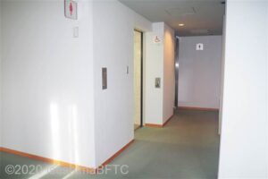 女性用トイレへの通路