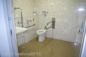 女性用車いす対応トイレ内部
