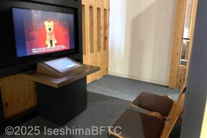 映像ブースのようす。スクリーンの前に一人掛けのイスが2つ置かれている。