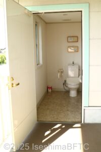 入り口からの車いす対応トイレのようす
