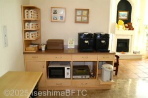 朝食コーナーとして使用してよい、コーヒーメーカーオーブントースター、ポット、コップ、お盆などが置いてある