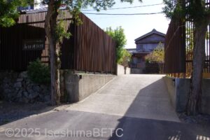 建物への坂道