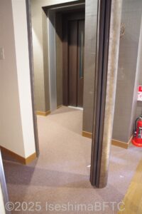エレベーターへの通路