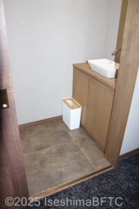 302号室　トイレ前手洗いへの入口