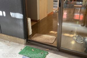 通路入口を通路側から見たところ