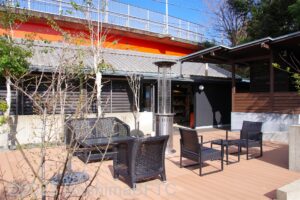 建物前の庭