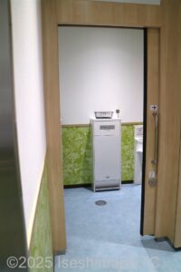 ベビースターダイニング奥男子共用トイレ内車いす対応トイレの入口のようす。