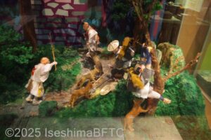 展示棟 常設展示室にあるジオラマ。
昔の熊野路を歩く人たちが、様々な動きをしている人形たちで再現されている。