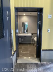 入口横　屋外車いす対応トイレ入口