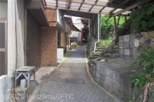 灯台までの急な坂道のようす。道幅は狭く、車1台がやっと通れる幅。