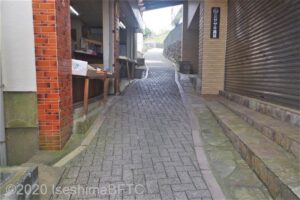 前の写真に続き、灯台までの急な坂道のようす。路面は石畳になっている。