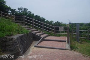 前の写真の坂道を上った先にある階段のようす。坂道から左に曲がるように階段が続いている。