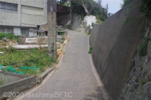 公園から下りて、もとの道に戻った後、さらに灯台まで続く急な坂道のようす。