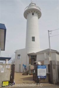 白い灯台の外観。

