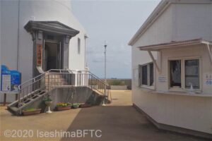 灯台の右側にある小さな建物に窓口があり、そこで料金を払う。