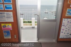 ラウンジから外部へのドアのようす。