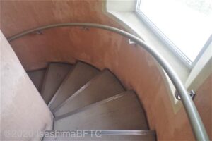 灯台内部の塔の部分を上るらせん階段のようす。壁側には手すりが付いている。