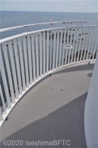展望部分の通路のようす。塔を取り囲む、円形になっている。落下防止の白い鉄製の柵が取り囲む。