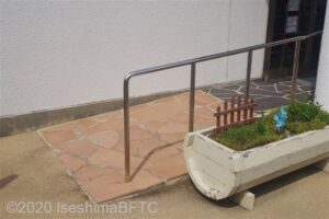 スロープのようす。傾斜はゆるやかで、長さは1メートルほど。右側に手すりが付いている。