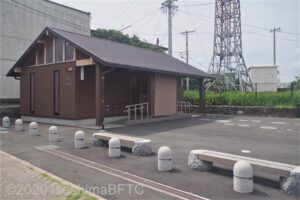 公衆トイレの外観。すぐ目の前は駐車場スペースになっている。
