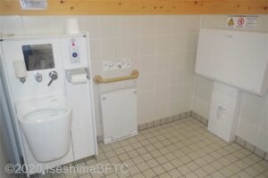 車いす対応トイレ内に設置されているオストメイトとベビーシート。着替え用のボードも設置されている。