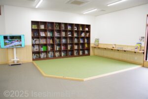 「ほこほこルーム」の靴を脱いでくつろぐスペースのようす。