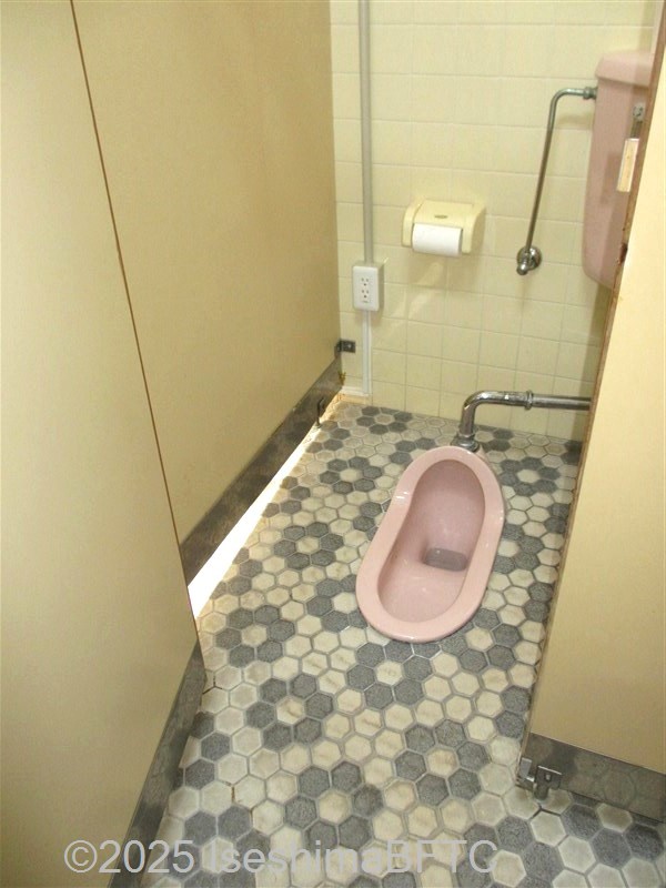 民宿トイレの改修前 和式便器