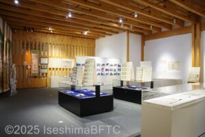 展示棟の企画展示室のようす。展示ケースやパネルで展示されている。