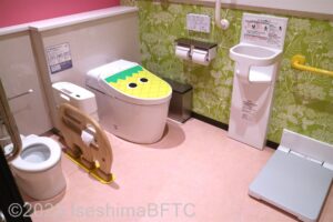 車いす対応トイレの室内のようす。