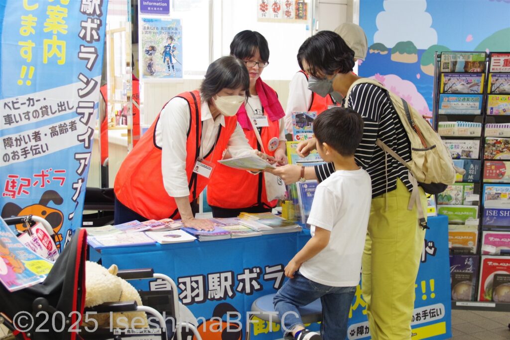 近鉄鳥羽駅2階改札前ブースで観光案内をするボランティア