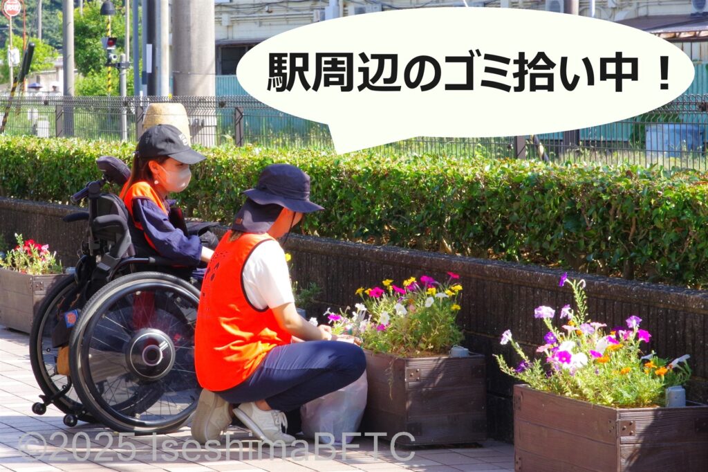 駅周辺のゴミ拾いをしている車いすのボランティア