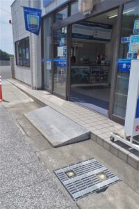 きっぷ売り場兼待合所　入口