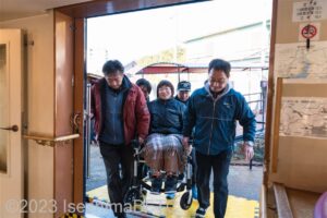 スタッフに車いすを吊ってもらって乗船するようす