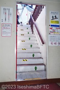 屋上デッキへの階段