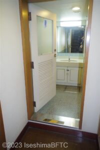 男性用トイレ入口